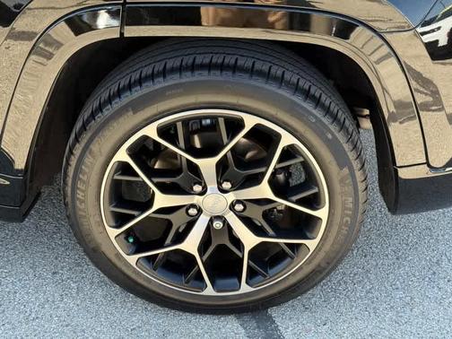 2022 Jeep Grand Cherokee Summit