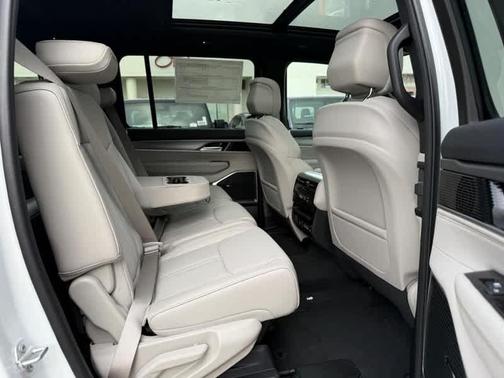 2025 Jeep Wagoneer Base