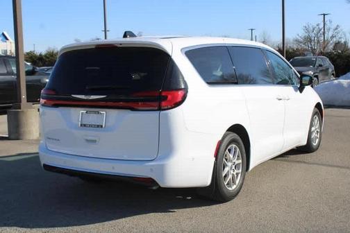 2025 Chrysler Pacifica Select
