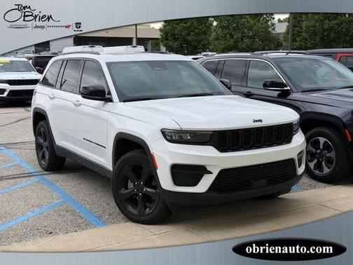Bright White Clearcoat 2024 Jeep Grand Cherokee Laredo