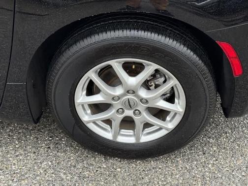 Diamond Black 2024 Chrysler Pacifica Touring-L