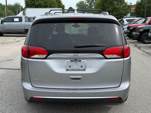 Billet Silver Metallic Clearcoat 2017 Chrysler Pacifica Touring-L Plus