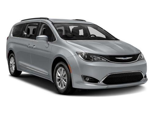 Billet Silver Metallic Clearcoat 2017 Chrysler Pacifica Touring-L Plus