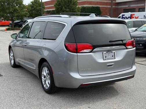 Billet Silver Metallic Clearcoat 2017 Chrysler Pacifica Touring-L Plus