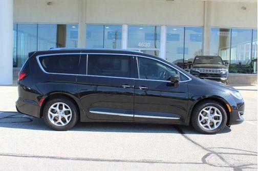 Photo 2 of 32 of 2018 Chrysler Pacifica Touring-L