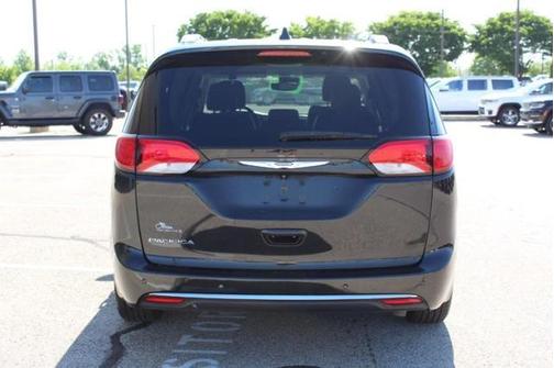 Photo 4 of 32 of 2018 Chrysler Pacifica Touring-L
