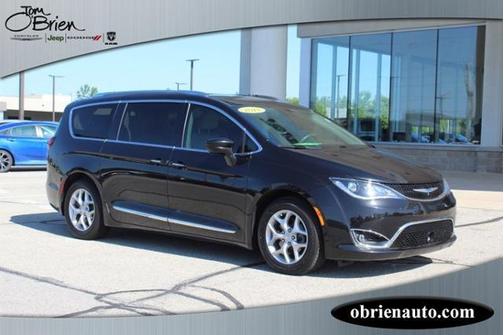 Photo 1 of 32 of 2018 Chrysler Pacifica Touring-L