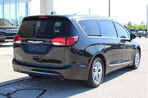 Photo 3 of 32 of 2018 Chrysler Pacifica Touring-L