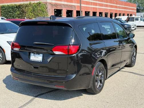 Brilliant Black Crystal Pearlcoat 2018 Chrysler Pacifica Touring-L