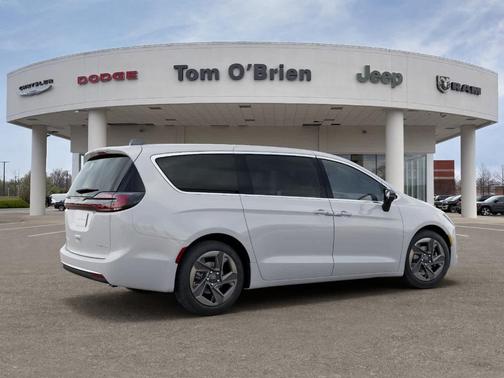 Bright White Clearcoat 2027 Chrysler Pacifica LIMITED