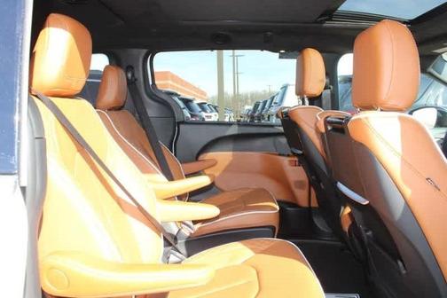 2025 Chrysler Pacifica Hybrid Pinnacle