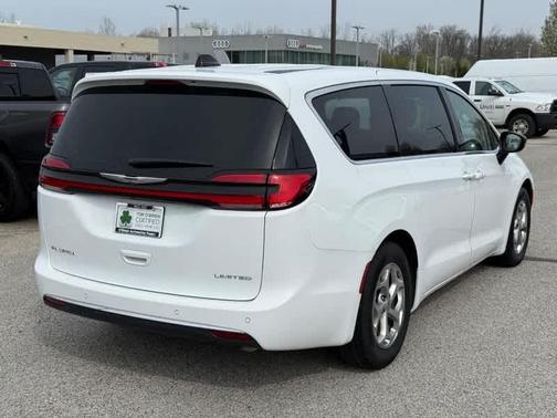 Bright White Clearcoat 2024 Chrysler Pacifica Limited
