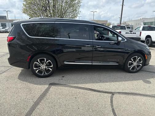 Brilliant Black Crystal Pearlcoat 2022 Chrysler Pacifica Pinnacle