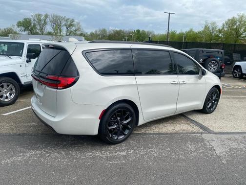 2021 Chrysler Pacifica Touring-L