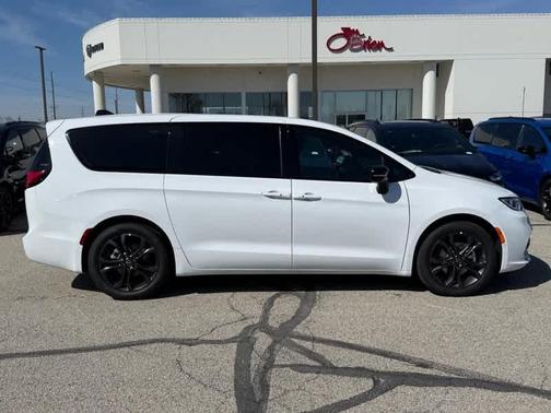 2026 Chrysler Pacifica Select