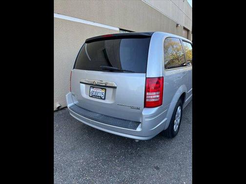 2010 Chrysler Town & Country LX