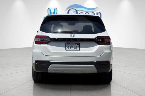 Platinum White Pearl 2023 Honda Pilot EX-L 8-Passenger