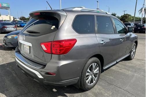2017 Nissan Pathfinder SL