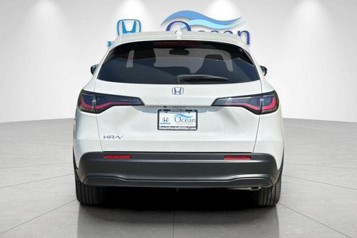Platinum White Pearl 2026 Honda HR-V LX