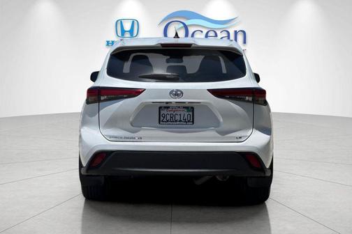 Wind Chill Pearl 2022 Toyota Highlander LE