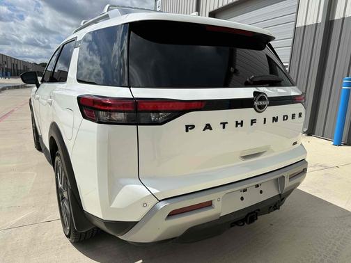 2022 Nissan Pathfinder SL 2WD