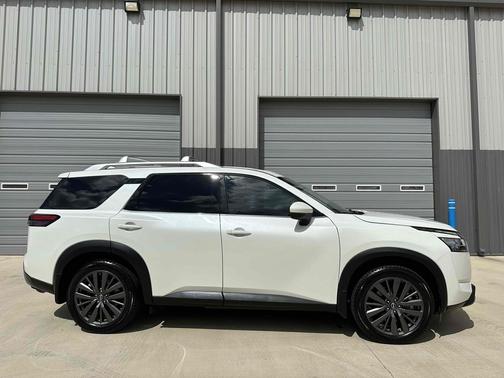 2022 Nissan Pathfinder SL 2WD