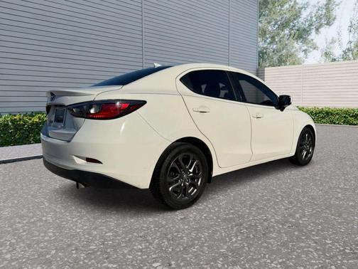 2019 Toyota Yaris Sedan LE