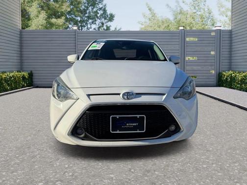 2019 Toyota Yaris Sedan LE