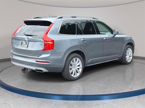 2016 Volvo XC90 T6 Momentum