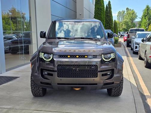 2025 Land Rover Defender 110 V8