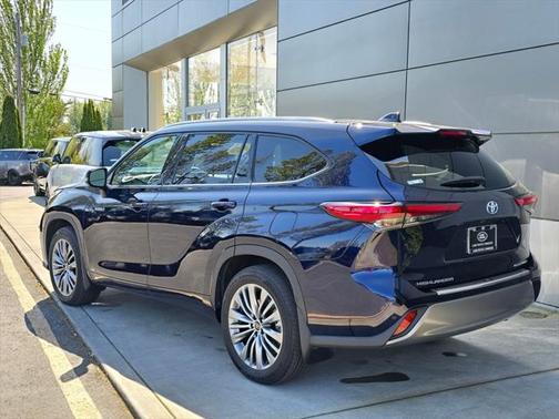 2021 Toyota Highlander Hybrid Platinum