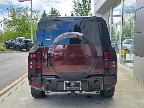 2025 Land Rover Defender 130 P400 X-Dynamic SE