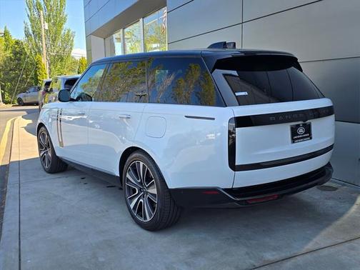 2025 Land Rover Range Rover P550e SE