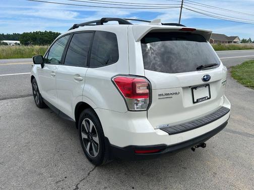 Crystal White Pearl 2017 Subaru Forester 2.5i Premium