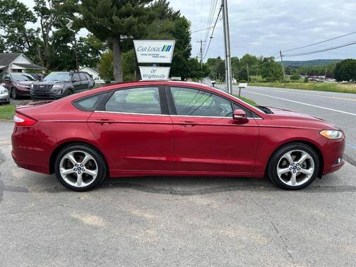 Red 2013 Ford Fusion SE