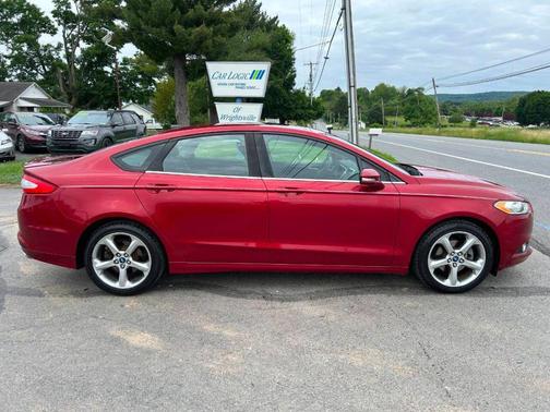 Red 2013 Ford Fusion SE