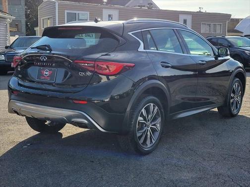 2017 INFINITI QX30 Premium
