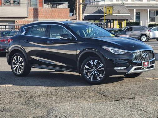 2017 INFINITI QX30 Premium