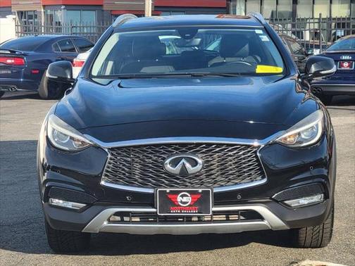 2017 INFINITI QX30 Premium