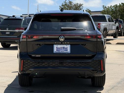 Deep Black Pearl 2026 Volkswagen Tiguan 2.0T SEL R-Line