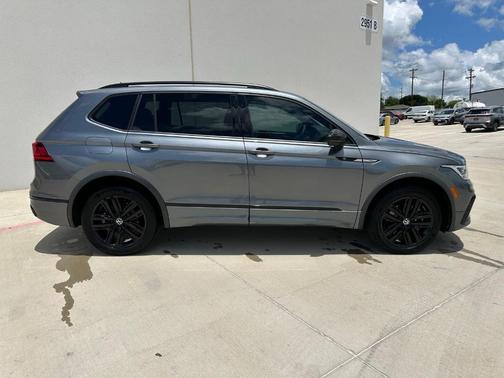 Platinum Gray Metallic 2022 Volkswagen Tiguan 2.0T SE R-Line Black