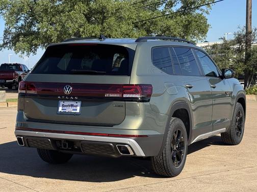 Avocado Green Pearl 2026 Volkswagen Atlas 2.0T Peak Edition