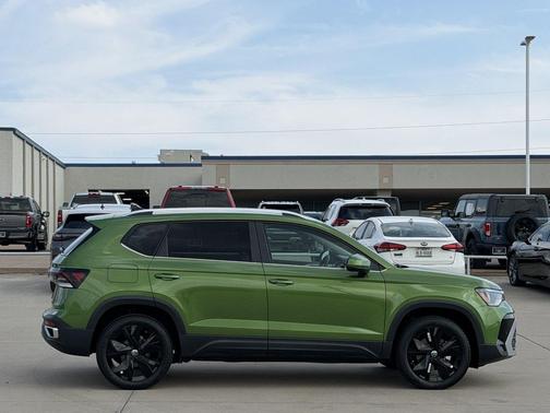 Bright Moss Green Metallic 2026 Volkswagen Taos SE