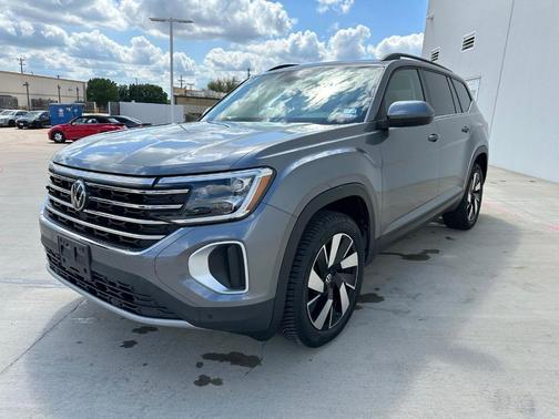 Platinum Gray Metallic 2024 Volkswagen Atlas 2.0T SE w/Technology