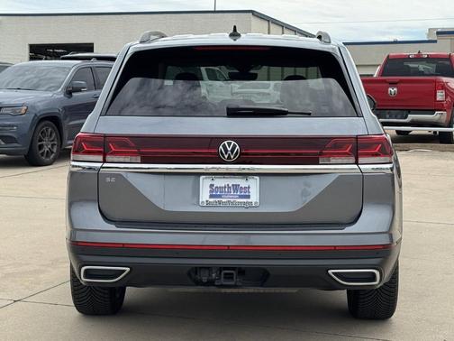 Platinum Gray Metallic 2024 Volkswagen Atlas 2.0T SE w/Technology