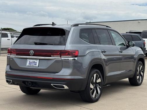 Platinum Gray Metallic 2024 Volkswagen Atlas 2.0T SE w/Technology