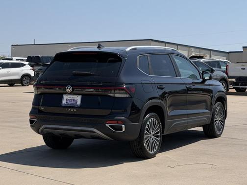 Deep Black Pearl 2026 Volkswagen Taos SE