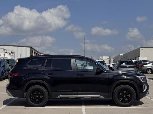 Deep Black Pearl 2026 Volkswagen Atlas 2.0T Peak Edition