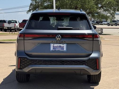 Platinum Gray Metallic 2026 Volkswagen Tiguan 2.0T SE R-Line Black