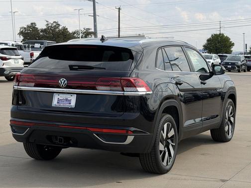 Deep Black Pearl 2026 Volkswagen Atlas Cross Sport 2.0T SE w/Technology